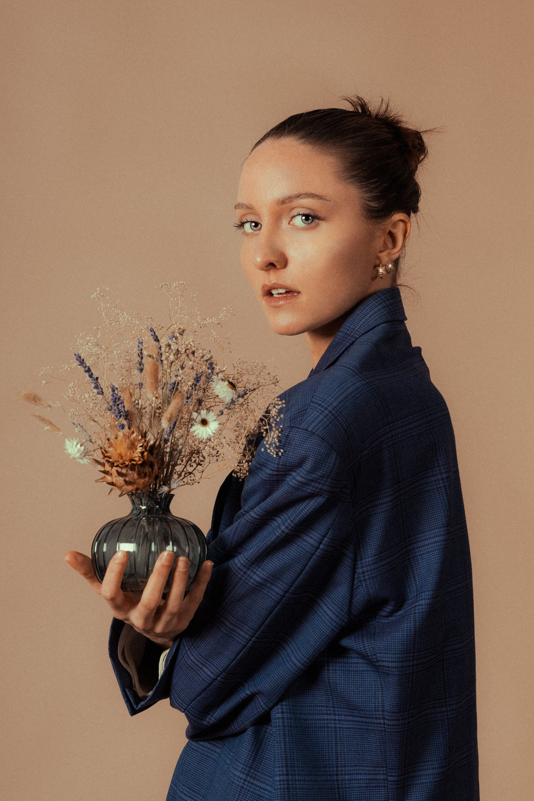Portrait photo femme avec pot de fleur